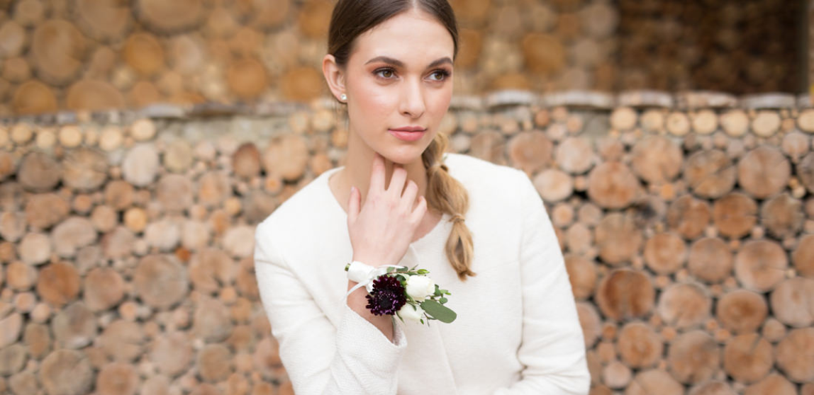 DIY Corsage in 5 Easy Steps {+video tutorial!!} - FiftyFlowers DIY Corsage in 5 Easy Steps {+video tutorial!!} - FiftyFlowers