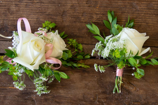 Tutorial on how to make DIY boutonnieres and corsages step by step