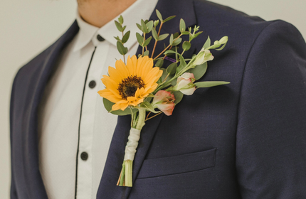 //fiftyflowers.com/cdn/shop/articles/8_Fall_Boutonniere_Looks_with_Bonus_DIY_Tutorial_featured_image.png?crop=center&height=280&v=1664925732&width=430