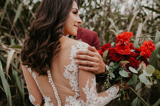 DIY Wedding Flower Guide wedding couple with red carnations