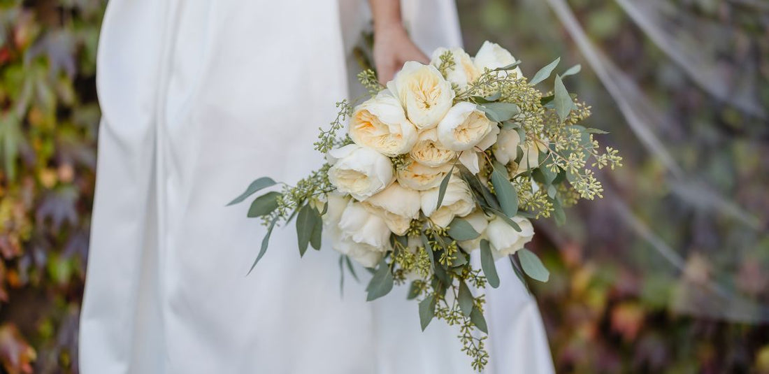 Minimalist Classic Ivory Wedding: How to Make This Look - FiftyFlowers Minimalist Classic Ivory Wedding: How to Make This Look - FiftyFlowers