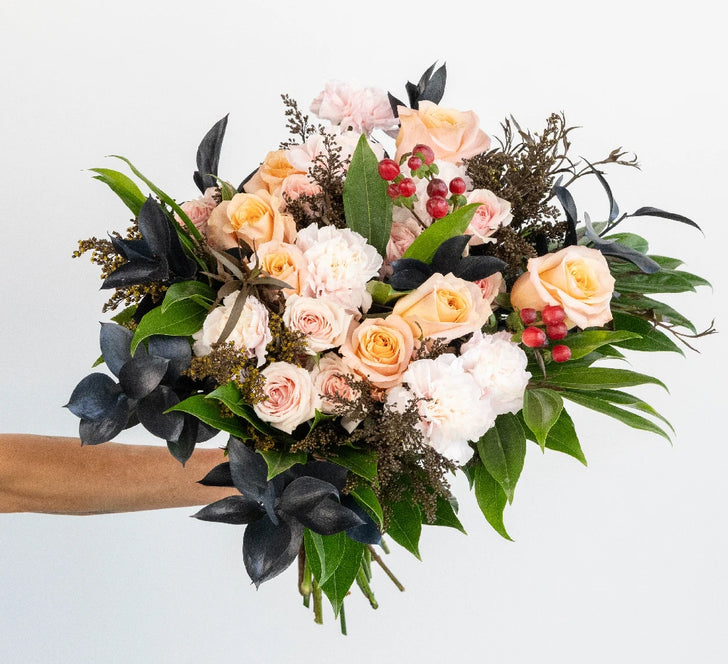 Blush & Berries Diy Flower Kit Hand - Image