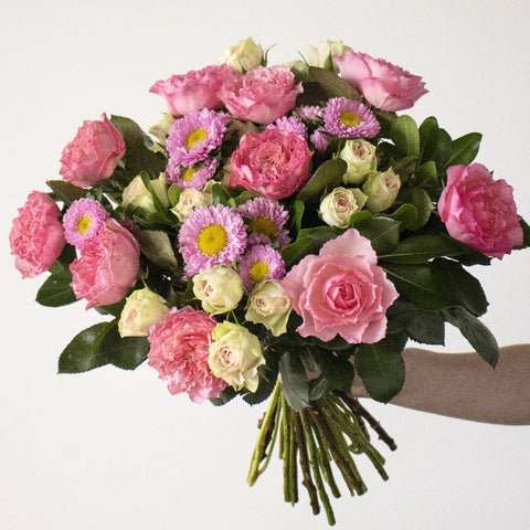 Garden Rose Bouquet Pink Wholesale Flower bouquet in a hand
