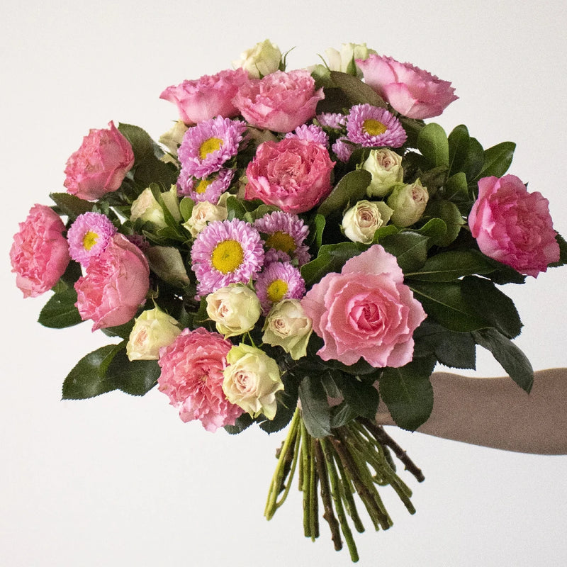 Garden Rose Bouquet Pink Wholesale Flower bouquet in a hand