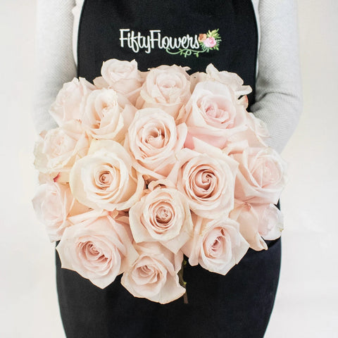 Poma Rosa Blush Rose Bunch in a Hand
