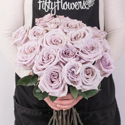 Menta Light Purple Roses in Hand