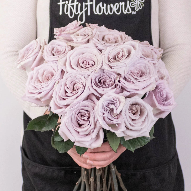 Menta Light Purple Roses in Hand