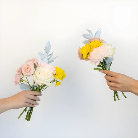 Sincerely Pink Bouquet Bar Flower Kit Hand - Image