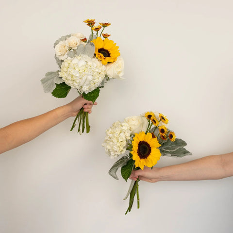 Bright Sky Flower Bouquet Bar Kit Hand - Image