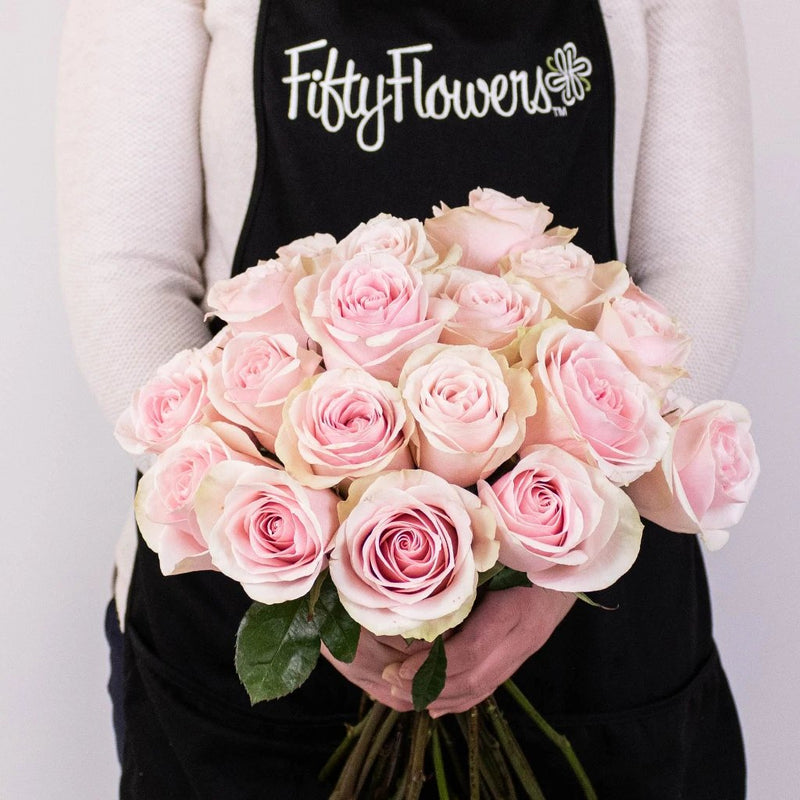 Frutteto Light Pink Roses in Hand